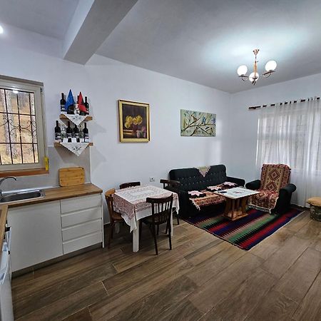Vila Bujtinat Skenderi Gjinar 2 Exteriér fotografie
